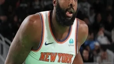 法蒂缺席巴萨队赛后合影，边缘人物现状引关注。